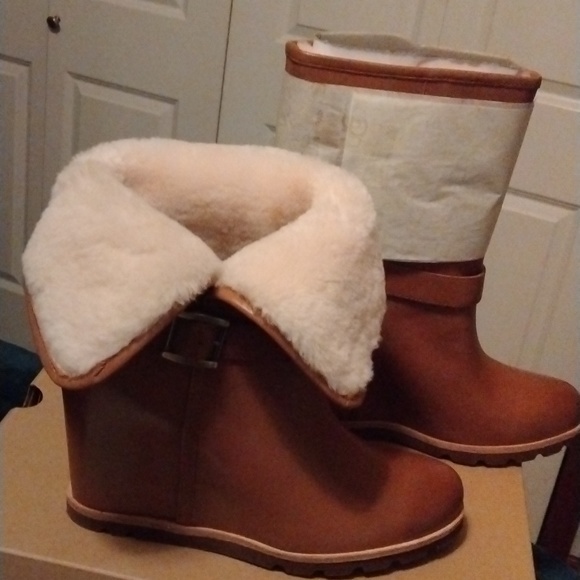 💕NWT, in box Ugg leather wedge boots💕 - Picture 4 of 6